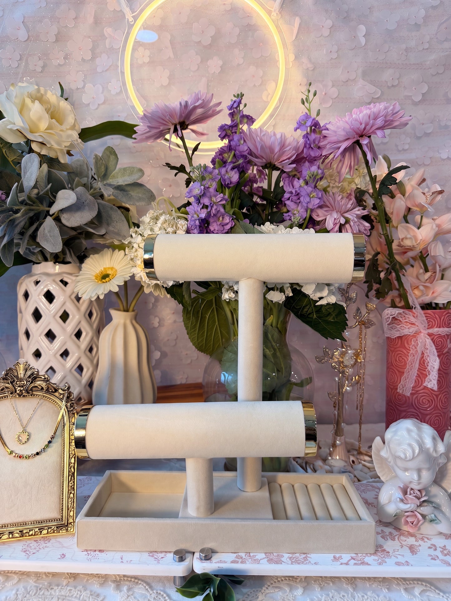 Jewelry stand with jewelry