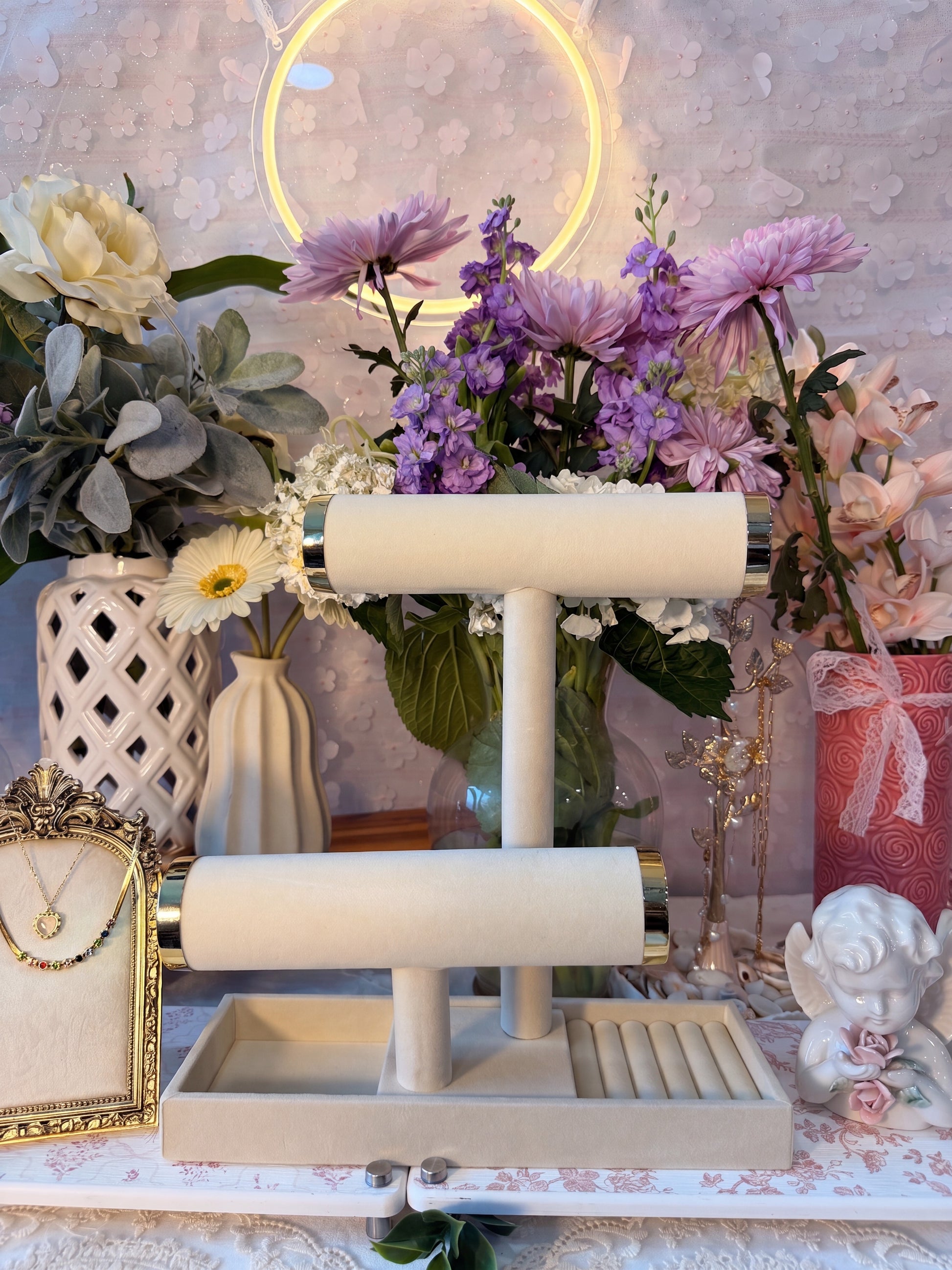 Jewelry stand with jewelry